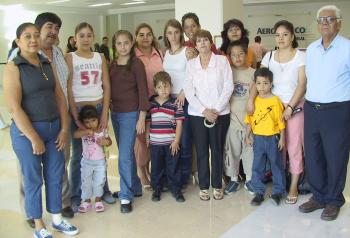 Angélica, Kevin, Stephanie y Violaine viajaron a París, los despidio la familia Ramos Valdez.