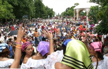 Mientras tanto las mujeres avientan racimos a la gente, todos se “pelean” por llevarse el fruto de la vid a la boca.