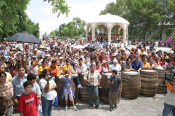 Afuera de la vinícola, dedicada durante cinco siglos al cultivo de uvas para la producción de vinos, los ambulantes ofrecen su mercancía.

Sobre la carretera a Parras es posible comer gorditas, huaraches, tostadas y si el gusto es más refinado, también hay órdenes de carne asada.