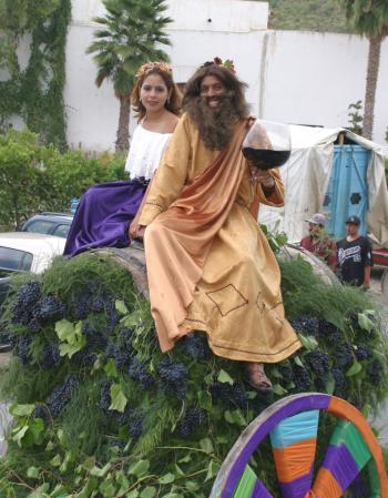 Adrián tiene 22 años, por este día dejó en el clóset el traje de abogado para vestirse de túnica y huaraches. Su cara es cubierta por una barba postiza y utiliza peluca.Cada diez de agosto Parras de la Fuente se paraliza, este año no es la excepción.