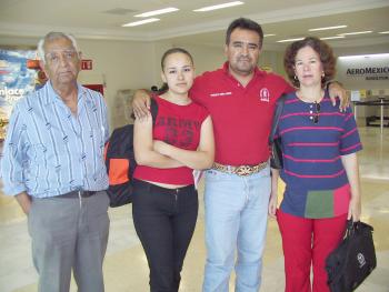 Adriana Ramos viajó a Estados Unidos y fue despedida por Francisco, Martha e Israel.