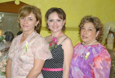 Nitzia Yamina Escobedo Mata con las anfitrionas de su despedida de soltera, Yamina Mata Ortiz y Lucero Garza.