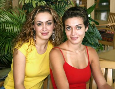 Gaby Martínez de Daccaret y Marlene Daccaret de Boasso.