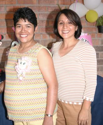 Matilde Herrera López en compañía de Claudia Jaramillo, organizadora de la fiesta de regalos para el bebé que espera.