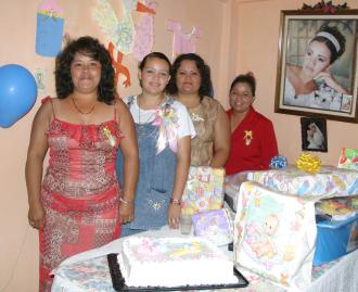 10 de Agosto 
Yadira Alinn Adriano de Velázquez, con las organizadoras de su fiesta de canastilla.