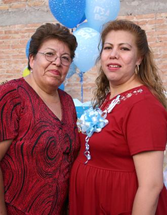  11 de Agosto 
 Yolanda Martínez de Enríquez con la organizadora de su fiesta de canastilla, Anita Fernández de Martínez.
