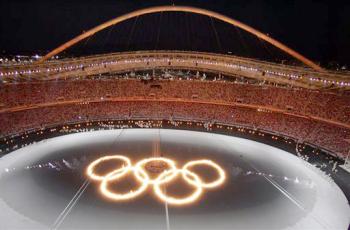 Tras un despliegue de fuegos artificiales, los cinco anillos olímpicos fueron encendidos en el medio de un mar artificial en la mitad del campo. 

'¡El gran momento llegó!', gritó el anunciador en el estadio. '¡Juegos Olímpicos: Bienvenidos a Grecia!'.