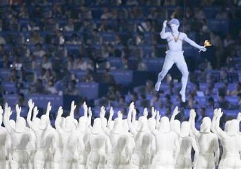 El amor no podía faltar en la ceremonia, personificado en el dios Eros que insufló pasión a una pareja de enamorados sobre el agua.