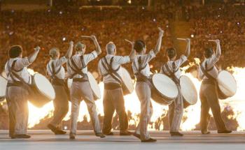 Todo tipo de vestimentas, sombreros, bermudas, saris, pamelas y abanicos desfilaron por el estadio olímpico al ritmo de los frenéticos sonidos del disc jockey holandés Tiesto.