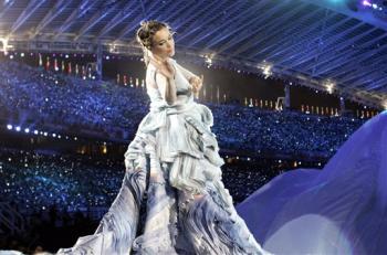 Concluido el desfile con un multicolor despliegue de fuegos artificiales, la cantante islandesa Bjork interpretó la canción 'Oceanía', otro homenaje al mar especialmente compuesto para los Juegos.