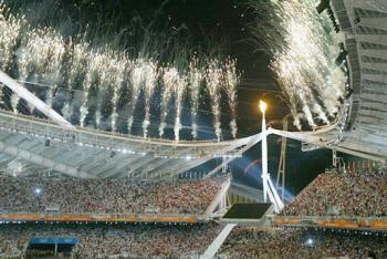 Con la complicidad de los 70 mil espectadores presentes, que encendieron linternas e hicieron sonar cascabeles al son del espectáculo, la ceremonia derrochó originalidad desde el comienzo cuando del mar en que se había convertido el terreno surgieron cinco aros olímpicos de fuego.