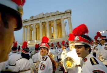 Músicos pasan justo enfrente de uno de los símbolos por excelencia de Grecia, el Partenónen en Acrópolis.