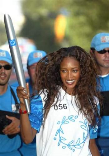 Naomi Campbell carga la Flama Olímpica  en el centro de Atenas.