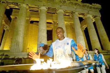 Momentos antes de la majestuosa inauguración varios deportistas llevaron consigo la Llama Olímpica, aquí el estadounidense ganador de la medalla de oro en los pasados juegos Carl Lewis.
