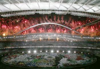 La ceremonia empezó con una cuenta regresiva de 28 segundos en la pantalla del estadio, cuya construcción se completó sobre la hora. Tal numeración obedeció a las 28 justas realizadas tras las de 1896 en Atenas, acompañadas por el sonido amplificado del latido de un corazón.