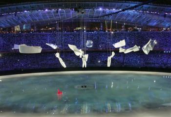 La ceremonia de apertura de los Juegos de la 28 Olimpiada comenzó en el estadio Olímpico de Atenas, la ciudad que vio nacer, hace 108 años, los Juegos de la era Moderna.