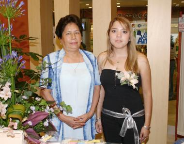 Katia Lizeth Santiago González, acompañada de la organizadora de su despedida de soltera.