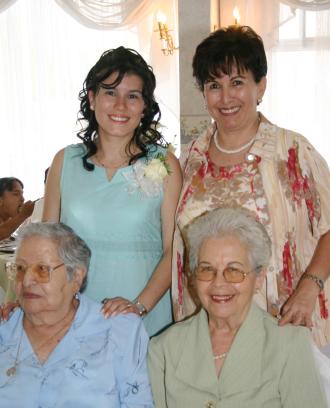 Elsa rentería de Berrote acompañada de su familia, en la fiesta de canastilla que le ofrecieron.