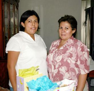 Flora García Cervantes junto a Rosa Cervantes, organizadora de su fiesta de regalos.