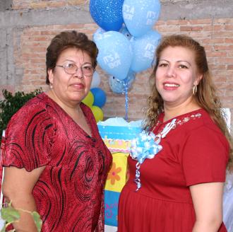  13 de Agosto 

Yolanda Martínez de Enríquez  acompañada  de Anita Fernández ortganizadora de su fiesta de canastilla.