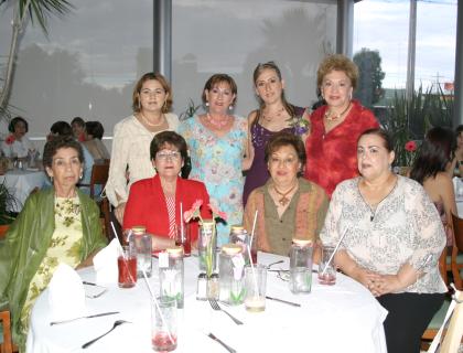 Evy Meraz Magaña, con algunas de las asistentes a su primera despedida de soltera.