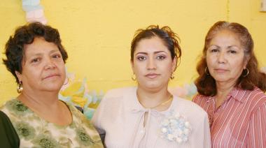 Elizabeth López de Ambriz junto a las anfitrionas de la fiesta de canastilla que le ofrecieron.