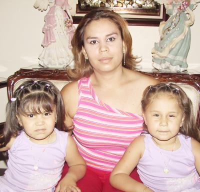 Aleptse y Mizply Enríquez junto a su mamá Estela Mireles de Enríquez, en pasado festejo social.