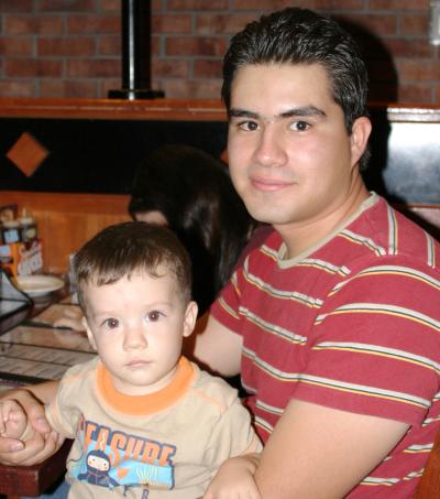 Arón y Fabián Ocon, captados en un restaurante de la localidad.