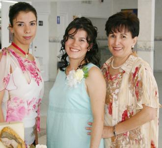 Elsa María rentería de berroeta en compañía de las organizadoras de su fiesta de regalos, Elsa de Rentería y Susy Rentería Ramírez.