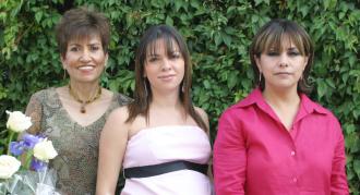  14 de Agosto 

Odilia García de Ollivier con las anfitrionas de su fiesta de canastilla, Edith de Ollivier y Carmen de García.