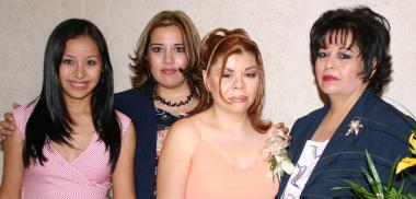 Gabriela en compañía de María José Campero, Nelly de Peralta y Nena de Campero.