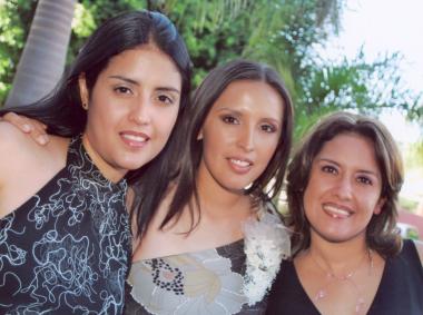 Perla Valeria en compañía de sus hermanas Marcela y Miriam Ayala Alanís.