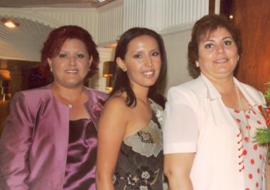La festejada  Perla Valeria en compañía de sus hermanos Marcela y Miriam Ayala Alanís.