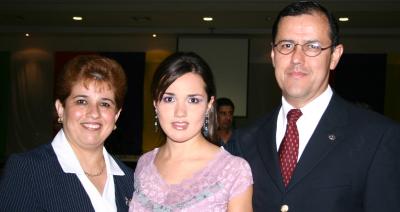 La nueva Reina de la Feria de Torreón Nora I junto a sus padres, Arturo González Ceniceros y Nora Ochoa de González.