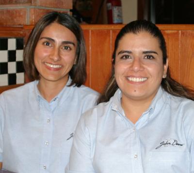 Ana Luz Castillo y Adriana Salazar.