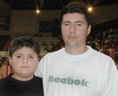 Pedro y Alfonso, captados durante un partido de basquetbol.