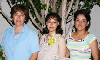 Brenda Angélica García de Chávez con las anfitrionas de su fiesta de canastilla, María Eugenia Dávila y Adriana Eugenia García de Gómez.