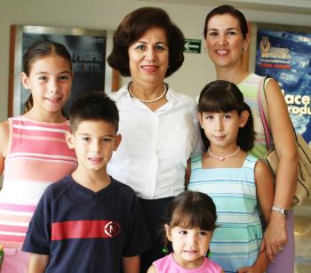 Despidideron a la señora Pili de León, su hija Pili de Jiménez y sus nietos, Daniela, Maripili, Santiago y Angie.