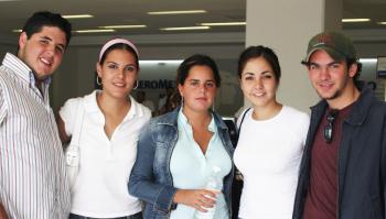 Santiago Luengo, Sofía Grageda, Fernanada Luengo, Dora Flores y Pablo Luengo.