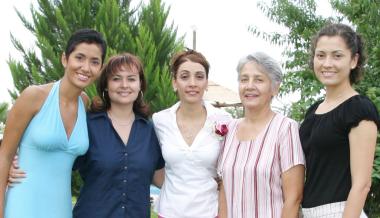 Mónica Calderón, Karla Quintanilla, Socorro Rimada y Coquis Calderón felicitaron a Kenia García por su próxima boda.