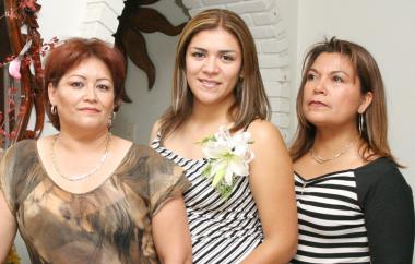  16 de Agosto  

Perla Cintha Sánchez López con las organizadoras de su festejo pre nupcial, María del Refujio López y María de Bolívar.