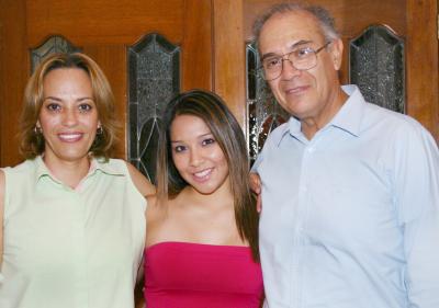  16 de Agosto 

Charlotte Rodríguez Izaguirre fue despedida con una reunión que le ofrecieron sus papás, Francisco y Charlotte Rodríguez, por su viaje de estudios a Kelouuna, Canadá.