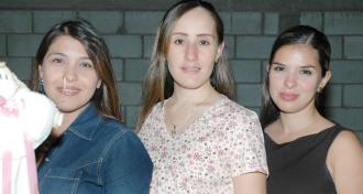 Elisa Maul de González junto a Lilia de Gutiérrez y Claudia de Flores, en su fiesta de regalos.