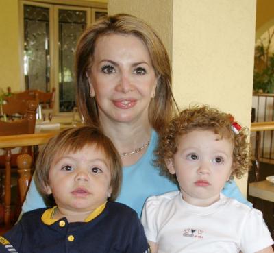  18 de Agosto 

Señora Gabriela Martínez de Daccarett con sus nietos, Eduardo Alfredo Sosa y Marlene Mariana Boasso.