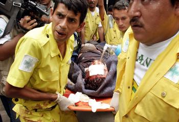 Tras las seis explosiones paralelamente se escucharon una serie de disparos provenientes de los mismos internos, al parecer (de armas de fuego de) calibre 22'.