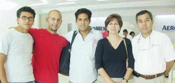 Alfredo Hernández viajó a Filandia, lo despidideron Rosa María de Hernández, Alfredo Hernández, Kamala Murra y alejandro Prieto.