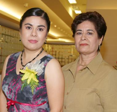 Alejandra Berlanga Lozano junto a su mamá Elva Lozano de berlanga, en el festejo pre nupcial que le ofreció recientemente.