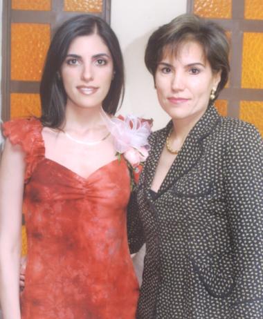 Cecilia Salmón Abraham junto a su mamá Georgina Abraham de Salmón, en una de sus despedidas de soltera.
