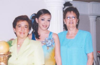 La futura novia en compañía de ana María Carmona de Lara y Alejandra Martínez de Enríquez.