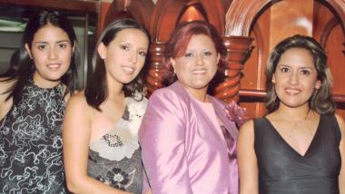 Perla Valeria Ayala Alanís en comañía de sus hermanas, Marcela y Miriam, y de su mamá Oralia Alanís de Ayala, en la despedida de soltera que le ofrecieron en días pasados.